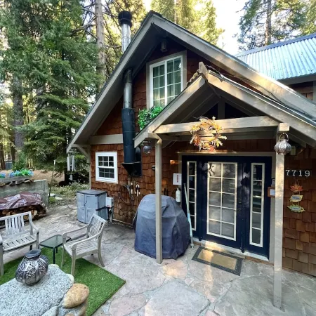 Cozy Yosemite Retreat • Private Hot Tub • BBQ • 2 Mi from Yosemite