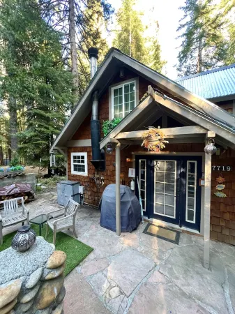 New Private Hot Tub • Couples Getaway• 2mi from Yosemite • Garden Patio Отели рядом с достопримечательностью «Тенайя Лодж эт Йосемити»