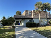 Stunning Canal Condo - Walk to Beach - Sleeps 4