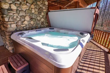 Treehouse Lodge: Luxury Log Cabin Retreat in Hocking Hills