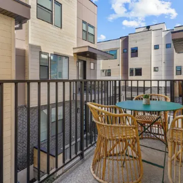 Downtown Modern 3-Bed Townhome with Bright, Upgraded Interiors & Books to read