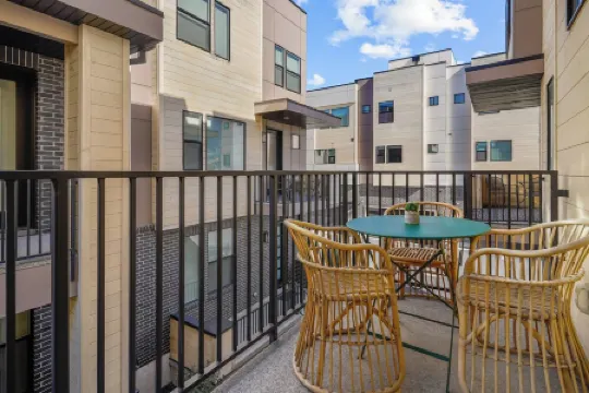 Downtown Modern 3-Bed Townhome with Bright, Upgraded Interiors & Books to read