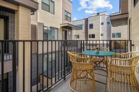 Downtown Modern 3-Bed Townhome with Bright, Upgraded Interiors & Books to read Отели в г. Прово