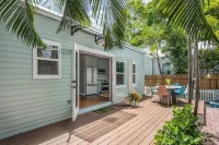 Charming + Circa 1889 Historic Eyebrow Home - مسبح خاص