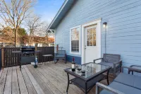 The Historic Blue Bungalow / Hot Tub / 5 min to Magnolia Hotels in McLennan County
