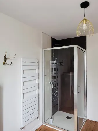 Clécy center, 10 min walk from the banks of the Orne .4 to 10 people adjustable rates Отели в г. Клеси