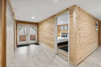Pinewood Haven: Log Cabin + Treehouse + Hot Tub in Mount Washington Valley