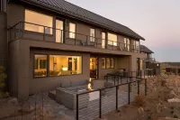 Bend Beauty ~ free concert shuttle ~ modern ~ soaking tub ~ resort access ~ NEW! Hotels near Deschutes National Forest - Forest Supervisor's Office