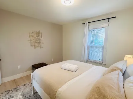 Modern 2BR near subway & parking available Отели рядом с достопримечательностью «Ассембли Роу»