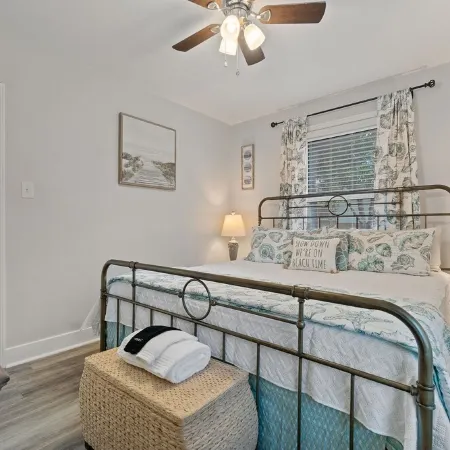 2 bedrooms - King bed - close to beaches - beautiful deck with outdoor seating.