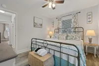 2 bedrooms - King bed - close to beaches - beautiful deck with outdoor seating.