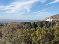 Recharge in quiet mountain neighborhood! Great 180 views! Nearby hiking &skiing! 바운티풀 호텔