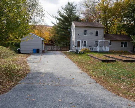 Sunnyside home near Sunday River, Black Mountain, Lakes, Rivers and Hikes Hotels in Rumford