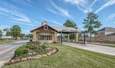 Gated Community -Poolside Paradise with lake view and lots of amenities to enjoy Hotels near Spring Creek