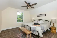 Cottage Escape- Lake Tomahawk,FirePit,Near Downtown Black Mountain, Hot Tub