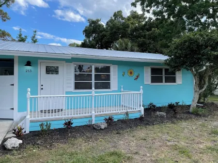 Coco NoKo cozy beach cottage + Swimming pool! Golf cart and pet friendly! Отели рядом с достопримечательностью «Venice Myakka River Park»