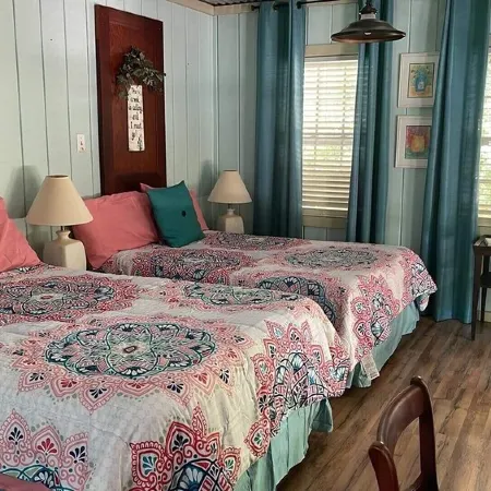 Little Bears Cozy Creekside Cabin at Up The Creek