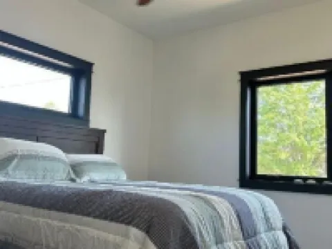 NEW House on Pristine Shell Lake! Right off the ATV/Snowmobile trails! 謝爾萊克酒店