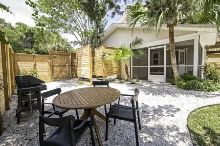 Pet friendly beach house w/private backyard & outdoor shower- steps from beach Отели в г. Сейнт Огастин Бич