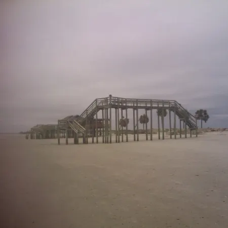 Beach/Pier/Restaurants/Shopping/Outstanding Location...100yards to All! Parking