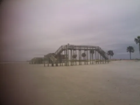 Beach/Pier/Restaurants/Shopping/Outstanding Location...100yards to All! Parking