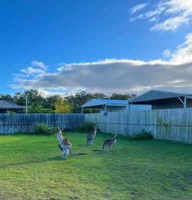 Coastal Queenslander- 2 minute walk to the beach!