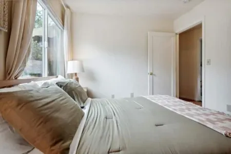 Stylish Flat with Free Parking in Downtown Albany Отели рядом с достопримечательностью «Парк Ошен Вью»