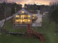 Lakefront Access with Tiki Bar, Hot Tub, Kayaks, and Stand Up Paddleboards Hotel a Ruth A Township