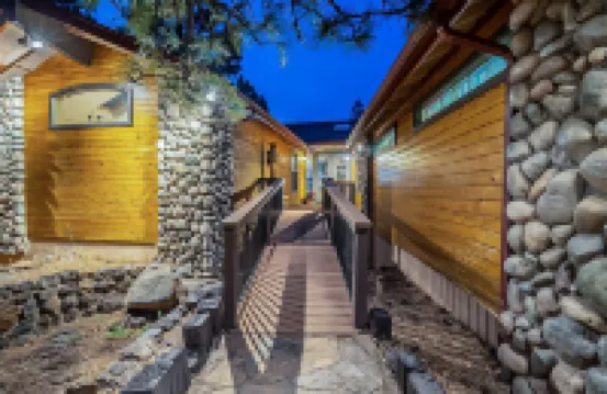 Custom 6 Bedroom 4 full bathrooms Cabin with Amazing hillside Views, fenced lot.