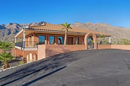 5 Bedroom HILLTOP Modern Breathtaking 360 degree VIEWS Heated Pool Spa Sleeps 16