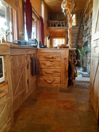 Deep Earth Sanctuary: Rustic Elven Tiny House Отели рядом с достопримечательностью «Creswick Museum»