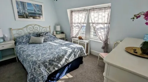 Cozy 2 BR Apt in historic Cape May, 1/2 block from beach and mall