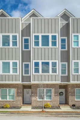 Spacious Southside Townhouse w/ Rooftop Deck
