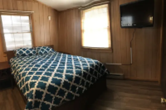 Lake House w/ Pool and King Bed, Fishing - Dogs OK 瓦利酒店