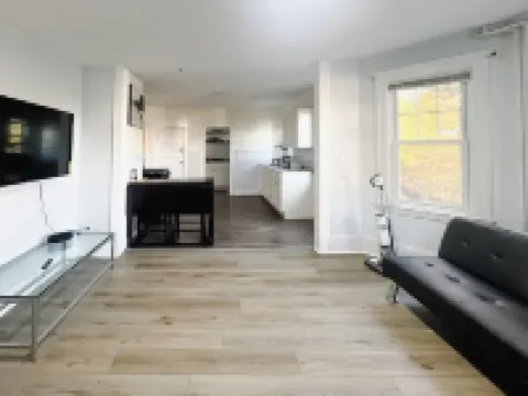 Renovated 3-bedroom apartment in Dedham - Legacy Mall Hotels in Dedham