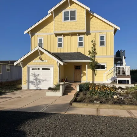Family Fun Near Ocean Shores—Hot Tub, Elevator & Easy Dune Walk to Beach