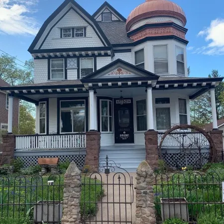 Hewitt Onion Tower Victorian charm in heart of Marquette- Cozy Fireplace