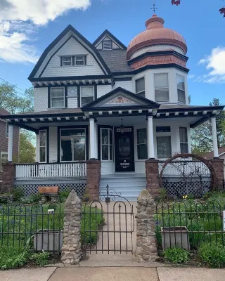 Hewitt Onion Tower Victorian charm in heart of Marquette- Cozy Fireplace Hotel in zona Clark Lambros Beach Park