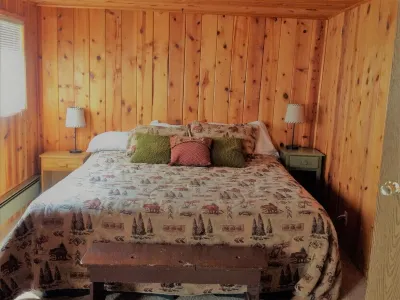 Quaint Cozy Cabin Near East Fork, Weekly and Monthly Rates, King Bed, Fireplace Hotel dekat Whiting Sawmill