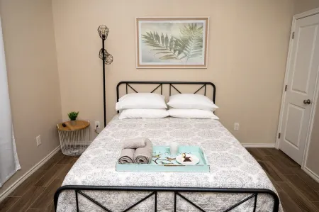 Gorgeous Pet Friendly Townhome: Clean and Spacious With Private Terrace!