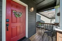 Mt. Bachelor Retreat! Hot tub, game room, family suite - great for large groups!