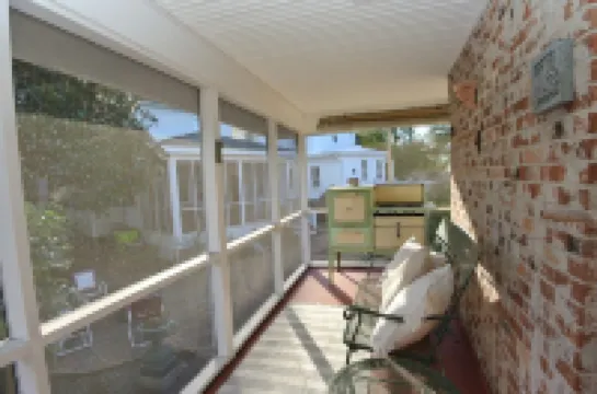 Circa 1810 Home - Downtown New Bern Historic District - 2 BRs with King Beds