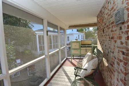 Circa 1810 Home - Downtown New Bern Historic District - 2 BRs with King Beds Отели рядом с достопримечательностью «The Boathouse»