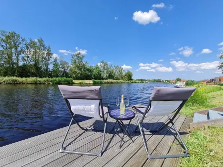 Dream accommodation with its own jetty and garden!