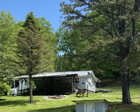 Cabin where the black top ends… Cabin 2 Pendleton County otelleri