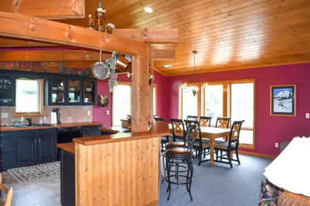 6 Bdrm 5 Bath Sleeps 14 Ski in and Ski out Slopeside!