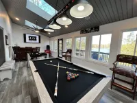 Lake Vibez: 5Br Pocono Lakefront -Private Dock, Kayaks, Boats, Ski & Tube Access