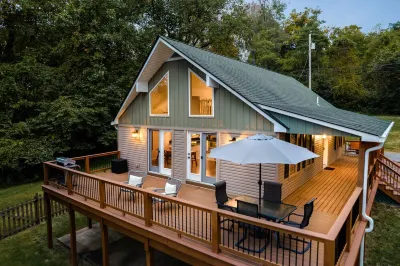 Mountain cabin near national park & wineries Christendom College附近的飯店