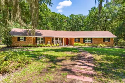 Lrge Golden Isles Home-Huge Pool, Hot Tub, Game Rm Отели рядом с достопримечательностью «Государственный заповедник Форт Фредерика»