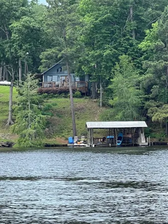 Getaway vacation home on Toledo bend. Right on the water with dock!! Отели в г. Сабин Пэриш